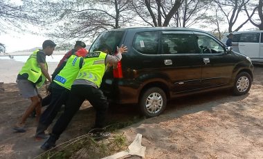 Anggota Polsek Temon Bantu Dorong Mobil Yang Terpater Pasir Di Pantai Congot